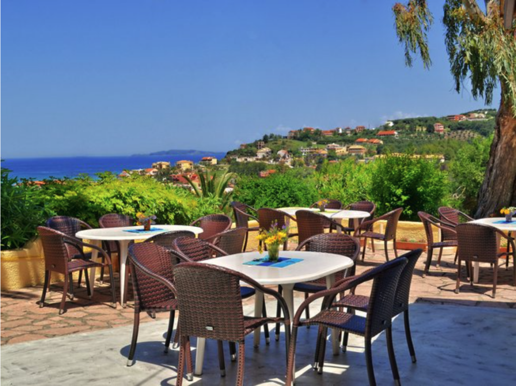 Terrasse mit Meerblick auf der Insel Korfu