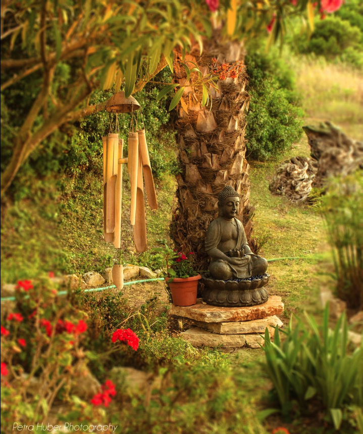 Buddha im Garten mit Klangspiel